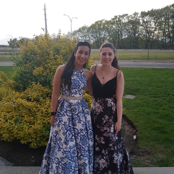 Betsy & Adam Dresses & Skirts - Selling my daughter prom dress